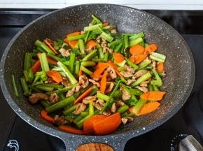 大火翻炒均匀。