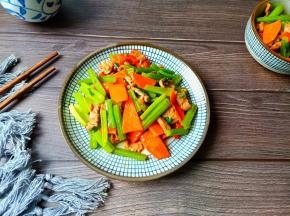 芹菜脆嫩爽口。