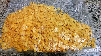 薯片放入袋中用擀面杖压碎