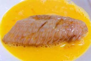 鸡翅放入打散的蛋液中打个滚
