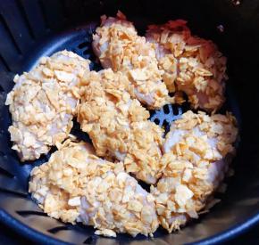 鸡翅裹好薯片依次摆入空气中