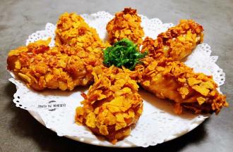 美味诱人的薯片鸡翅摆入盘中