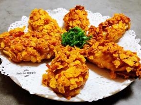 美味诱人的薯片鸡翅摆入盘中