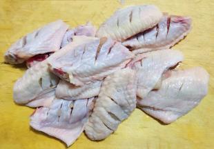 鸡翅两面用刀划几刀这样易入味