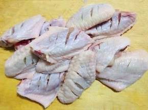鸡翅两面用刀划几刀这样易入味