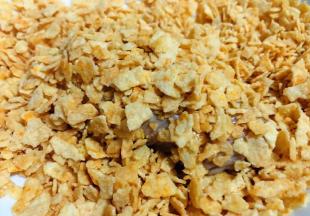 再将鸡翅裹上一层薯片