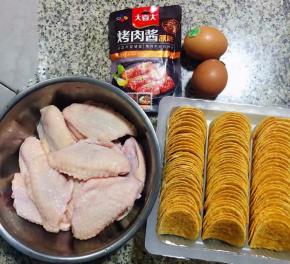 准备原材料鸡翅、薯片、鸡蛋、烤肉酱