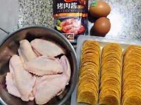 准备原材料鸡翅、薯片、鸡蛋、烤肉酱