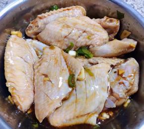 已经入味的鸡翅准备做起来