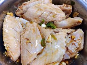 已经入味的鸡翅准备做起来