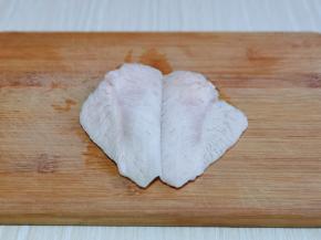 首先将一块鸡排从中间片开，如图。(这里再次说明一下，我用的是即食鸡胸肉无需腌制，如果你选择生鲜鸡胸肉也可以哈，那么需要提前加入调味料腌制)