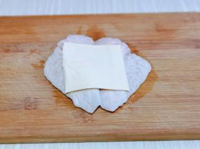 再放上一片芝士片。