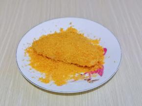 最后放入面包糠中，裹上面包糠。