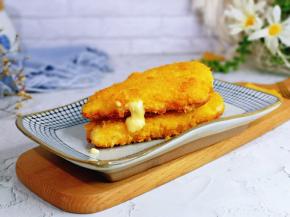 捞出放油纸上控油，芝士爆出来啦！