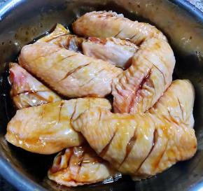 放入烤肉酱拌匀