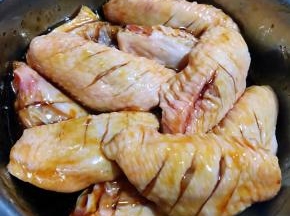 放入烤肉酱拌匀