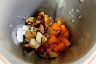 把食材放入九阳ksolo豆浆机研磨腔内。