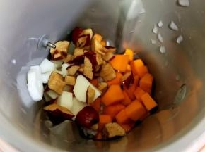把食材放入九阳ksolo豆浆机研磨腔内。