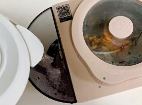 往水箱中倒入适量的纯净水。