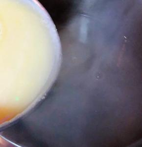 锅中烧开水边搅拌边将玉米水倒入锅中