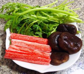 准备原材料茼蒿、蟹足棒、香菇