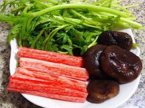 准备原材料茼蒿、蟹足棒、香菇