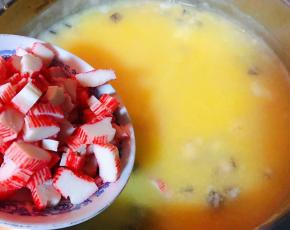 蟹足棒切成小块放入锅中煮起来