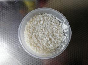 大米淘洗干净，用清水浸泡一夜。第二天，沥干水分。