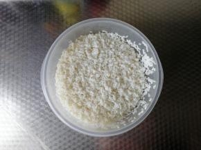 大米淘洗干净，用清水浸泡一夜。第二天，沥干水分。