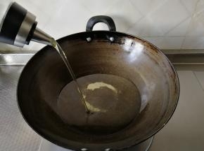 干净无水锅里，倒入400毫升玉米油，开大火，将油烧热。