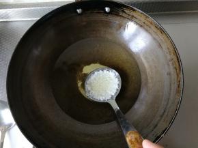 连同汤勺一起放入热油锅中炸。转中小火炸。