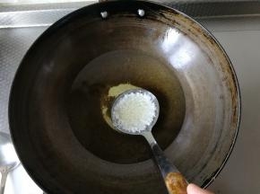 连同汤勺一起放入热油锅中炸。转中小火炸。