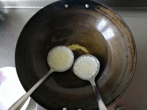 可以两个汤勺一起操作。如果油多，可以放入后略微晃动炸即可。如果油不是很多，可以两个汤勺舀起热油，然后互相淋热油炸。