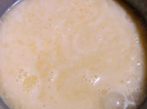 玉米面用适量清水搅拌沉淀下来淘出水再添加适量清水