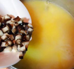香菇切成丁倒入煮至六成熟的玉米糊