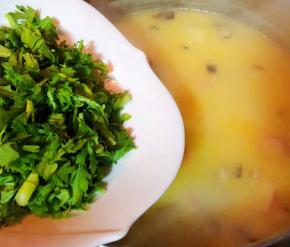 玉米糊煮至九成熟放入茼蒿粒不停的搅拌