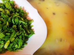 玉米糊煮至九成熟放入茼蒿粒不停的搅拌