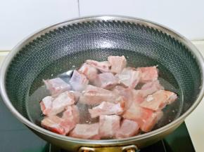 首先将肋排焯水，冷水下锅，大火烧开，煮2-3分钟，捞出用温水冲洗干净，淋干水分备用。