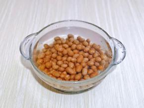 山药豆清水洗干净，多洗几遍哈，再用盐水泡15分钟，再用清水冲洗干净备用。