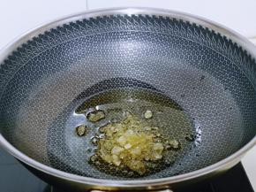 锅中加入油，再加入冰糖，小火炒至隔热。