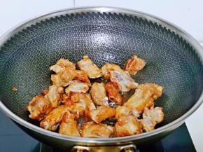 待冰糖褐色时下去焯水的排骨，炒糖色。