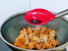 加入料酒翻炒，再加入生抽，十三香翻炒均匀。