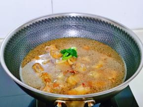 加入纯净水，没过肋排为佳，再加入葱姜蒜，小葱卷起来，八角，桂皮，大火烧开，转小火慢炖，姜排骨炖到适合自己的口感即可。