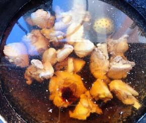 锅中倒入适量清水放入鸡块、调味盒同时放入调味料蚝油、一品鲜酱油、料酒、糖大火炖起来