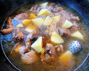 放入土豆中火炖十分钟