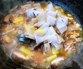 放入香菇和粉皮中火炖五分钟