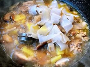 放入香菇和粉皮中火炖五分钟