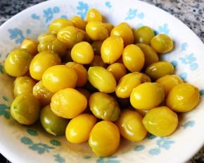 白果用钳子夹开取果肉在开水中煮熟后立即放入冷水中过凉沥干水份剥去外皮挤出中间的心蕊备用