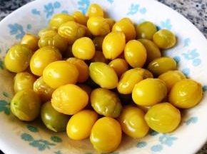 白果用钳子夹开取果肉在开水中煮熟后立即放入冷水中过凉沥干水份剥去外皮挤出中间的心蕊备用