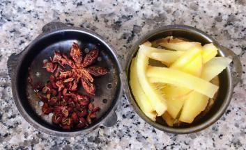 姜切片准备花椒和八角装入调味盒中